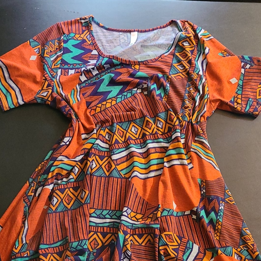 Size Large LuLaRoe Perfect T